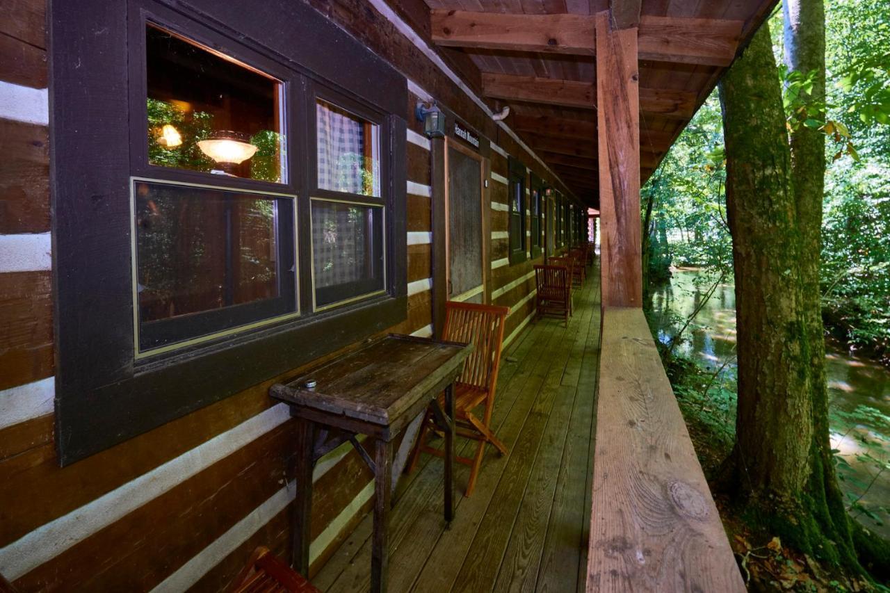 Creekwalk Inn Bed And Breakfast With Cabins 코스비 외부 사진