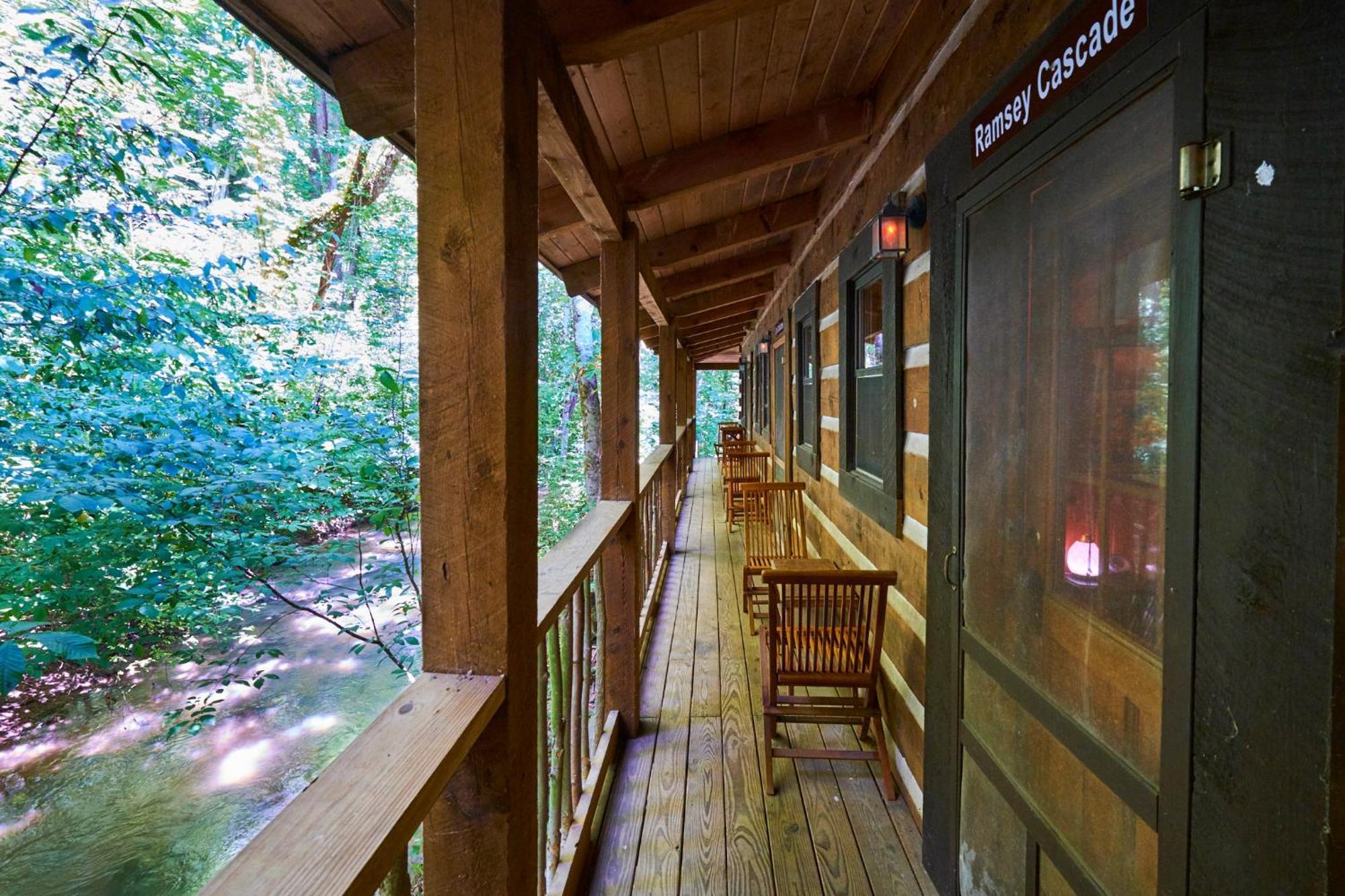 Creekwalk Inn Bed And Breakfast With Cabins 코스비 외부 사진